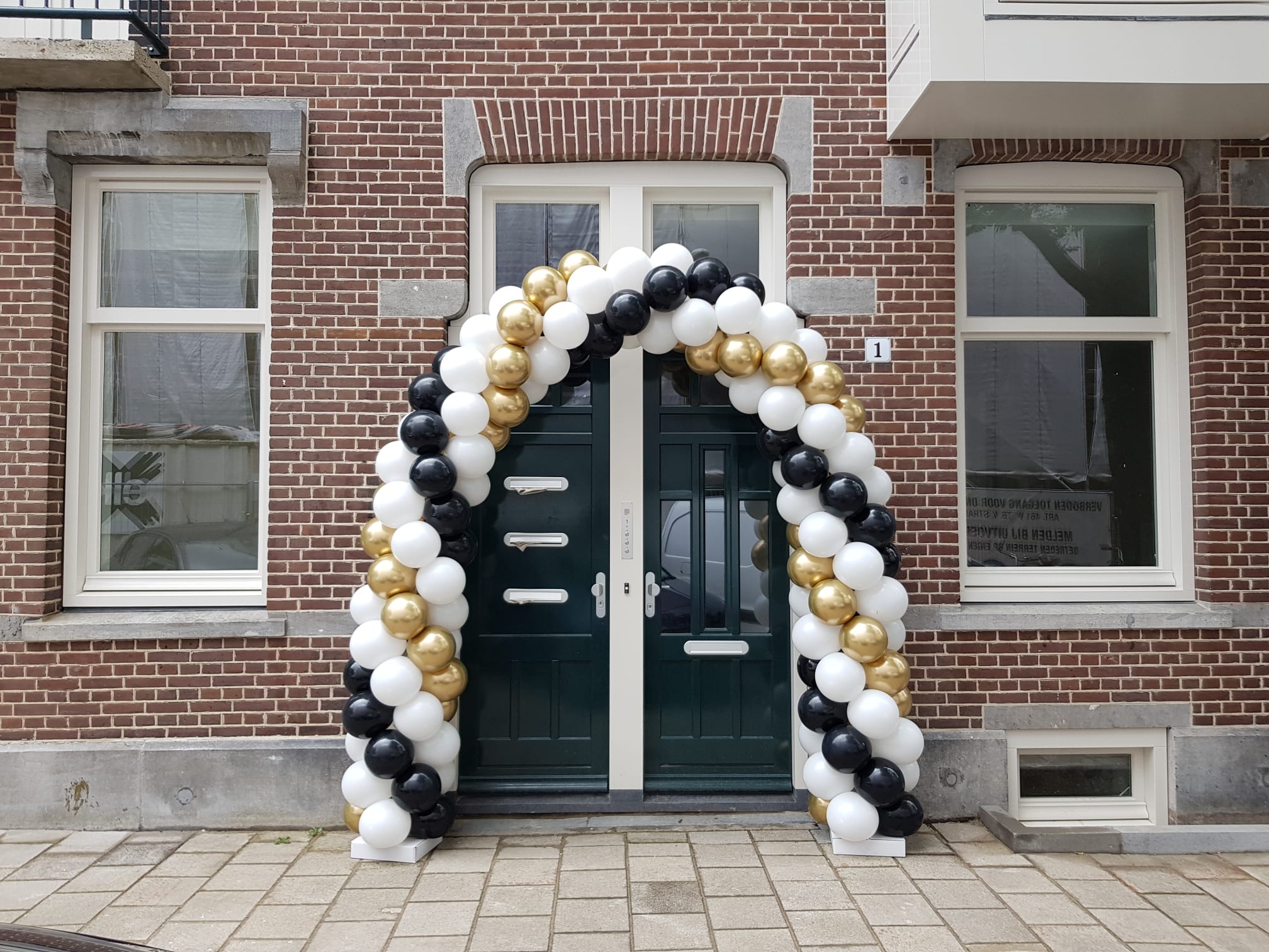 Medium Classic Ballonnenboog (dubbel) Wit-zwart-chrome goud