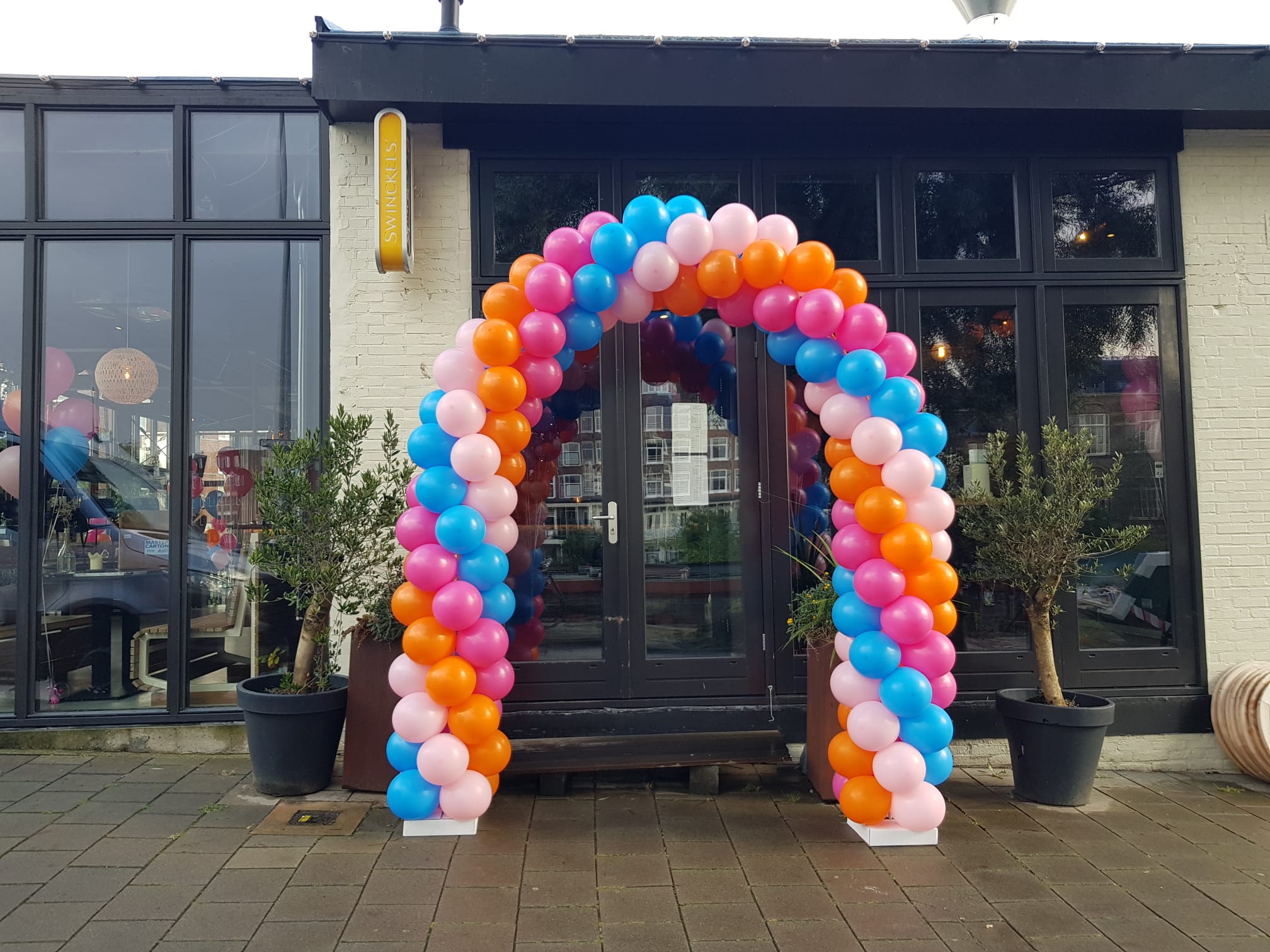 Medium Classic Ballonnenboog Blauw-bubblegum-oranje-fuchsia