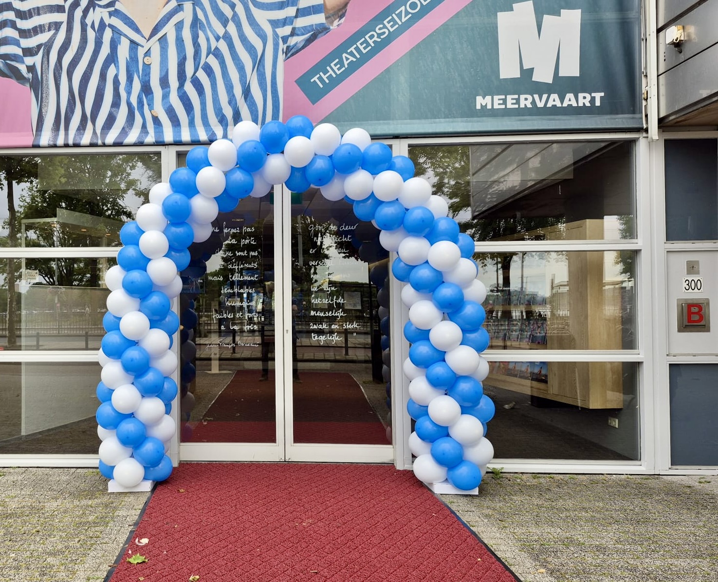 Medium Classic Ballonnenboog Blauw-wit